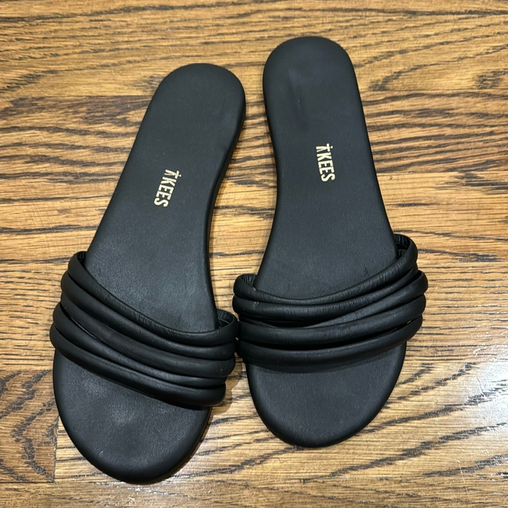 TKEES - Flats / Sandals. EUC.